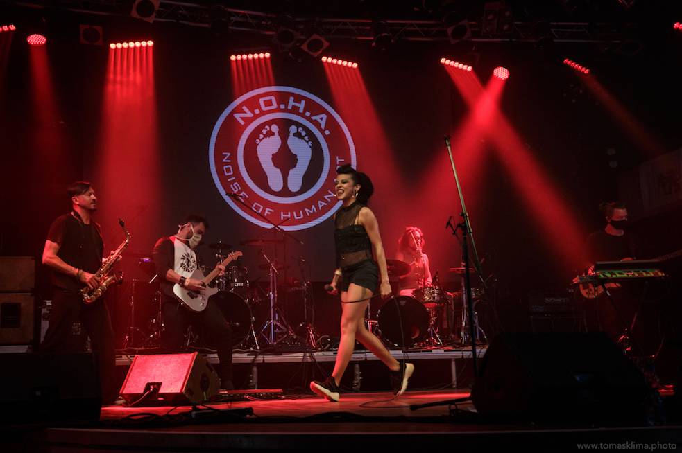 Děkujeme! Čeští hudebníci hráli pro vědce na festivalu, který se vysílal po celém světě