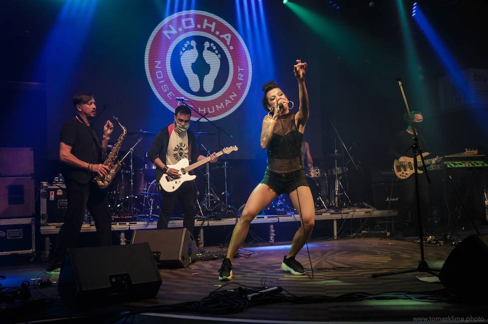 Děkujeme! Čeští hudebníci hráli pro vědce na festivalu, který se vysílal po celém světě