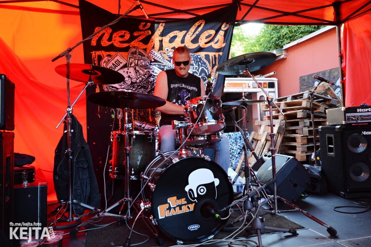 Pankáči vrátili Žižkovu život. The Fialky a Nežfaleš zahráli ve Stormu