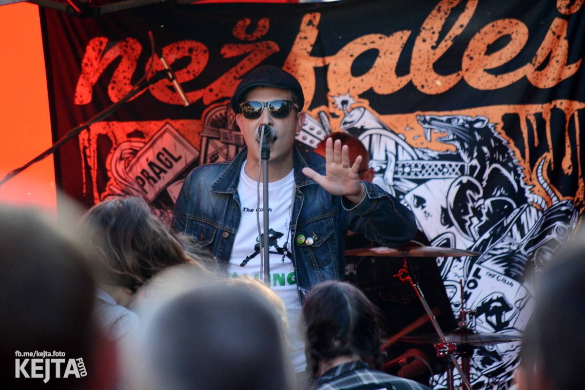 Pankáči vrátili Žižkovu život. The Fialky a Nežfaleš zahráli ve Stormu