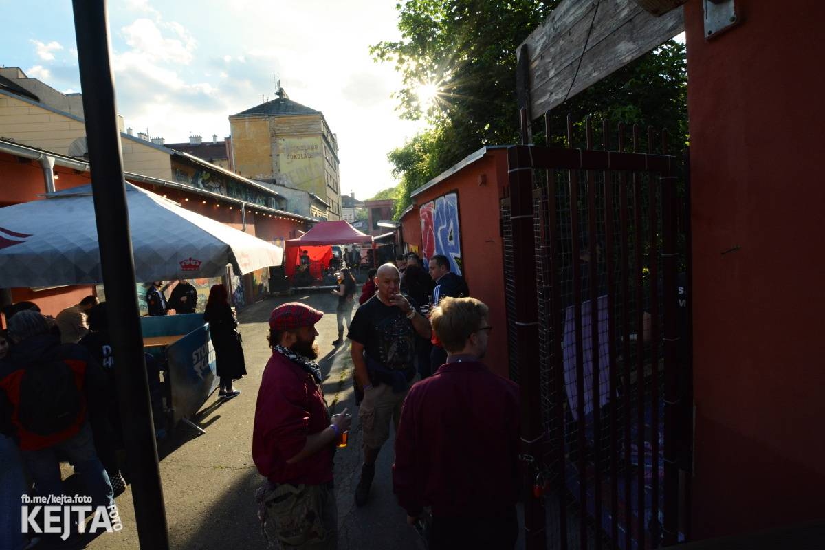 Pankáči vrátili Žižkovu život. The Fialky a Nežfaleš zahráli ve Stormu