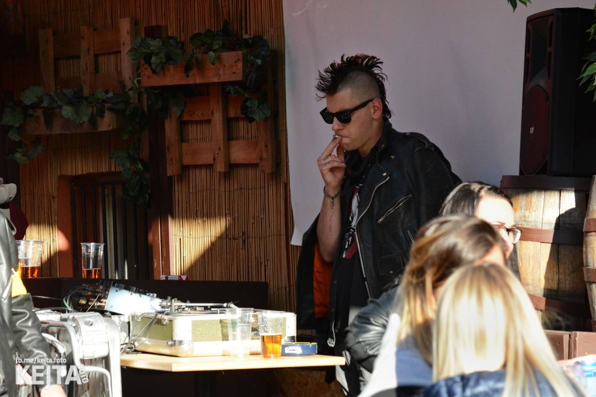 Pankáči vrátili Žižkovu život. The Fialky a Nežfaleš zahráli ve Stormu