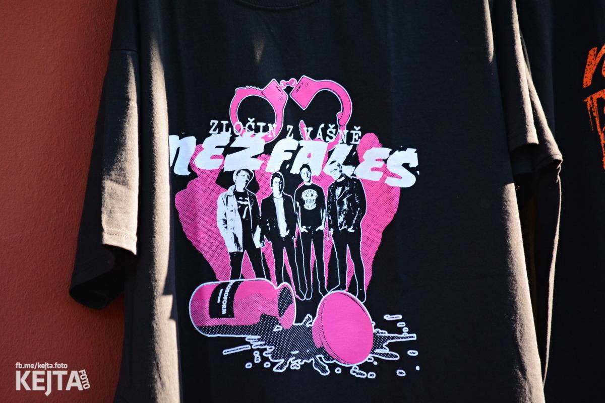 Pankáči vrátili Žižkovu život. The Fialky a Nežfaleš zahráli ve Stormu