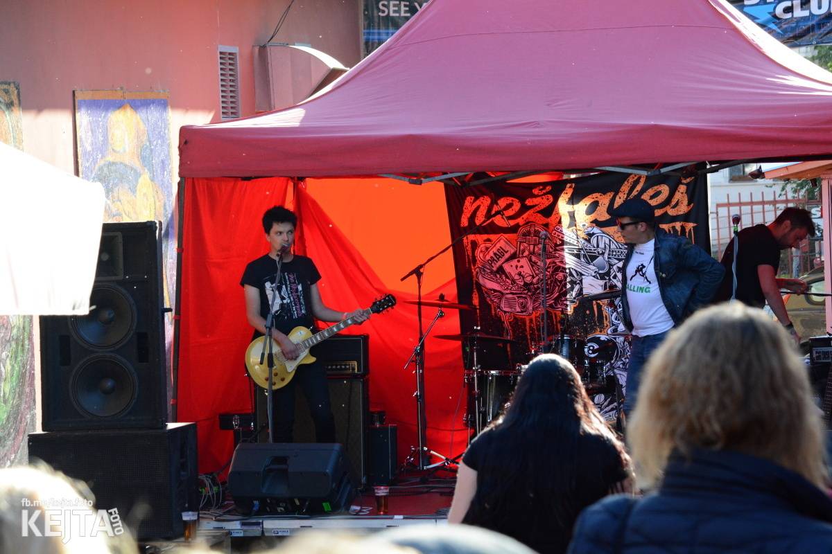 Pankáči vrátili Žižkovu život. The Fialky a Nežfaleš zahráli ve Stormu