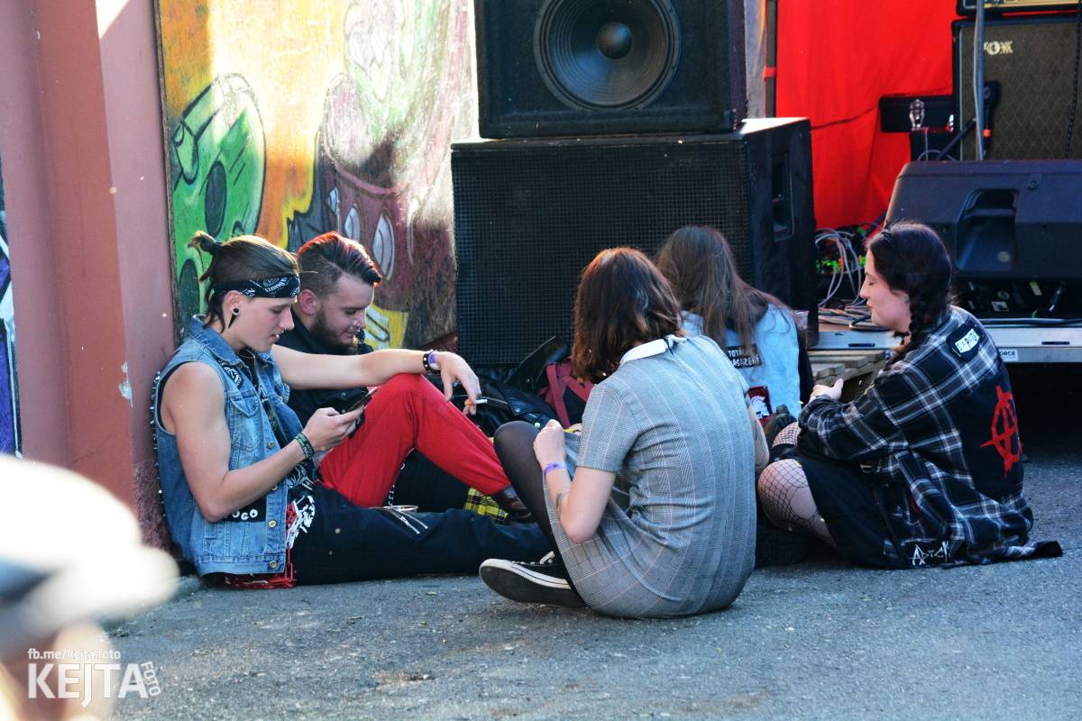 Pankáči vrátili Žižkovu život. The Fialky a Nežfaleš zahráli ve Stormu