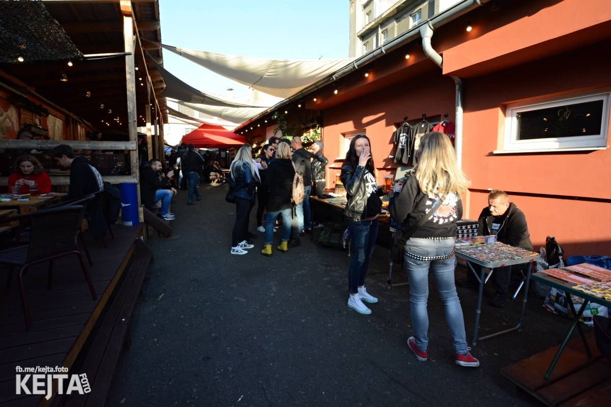 Pankáči vrátili Žižkovu život. The Fialky a Nežfaleš zahráli ve Stormu