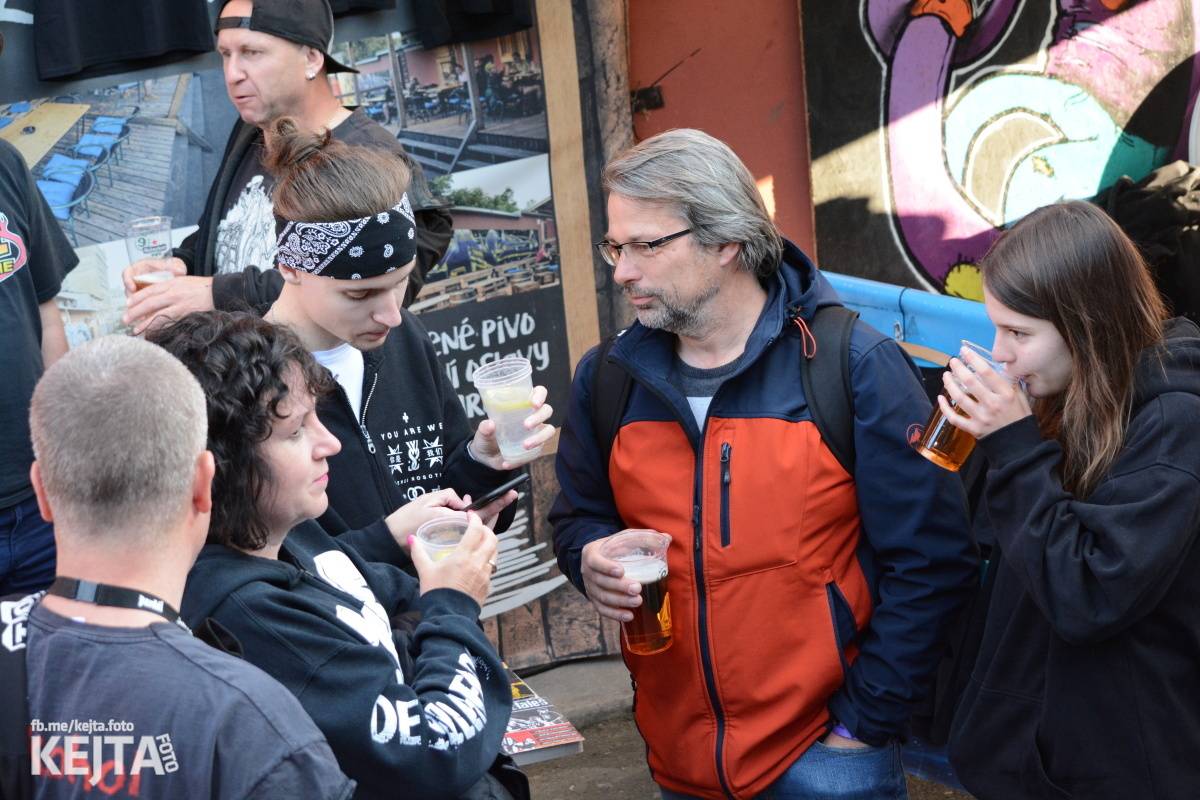 Pankáči vrátili Žižkovu život. The Fialky a Nežfaleš zahráli ve Stormu