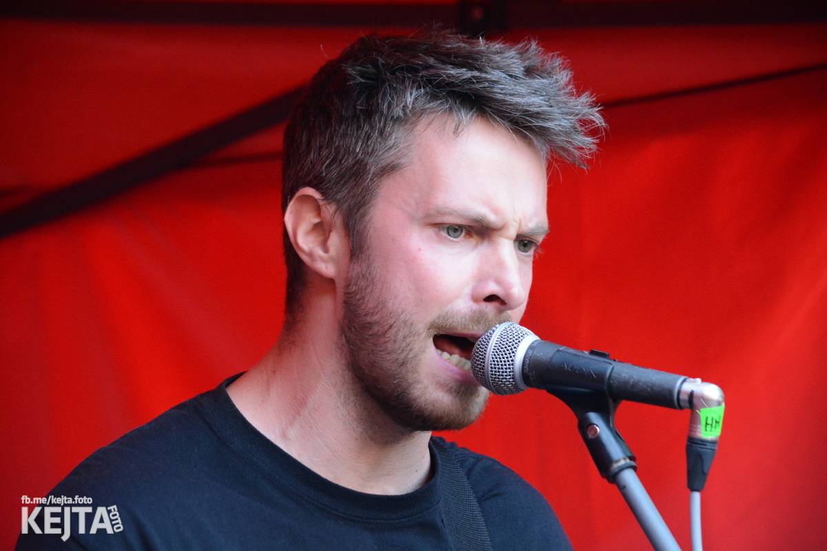 Pankáči vrátili Žižkovu život. The Fialky a Nežfaleš zahráli ve Stormu