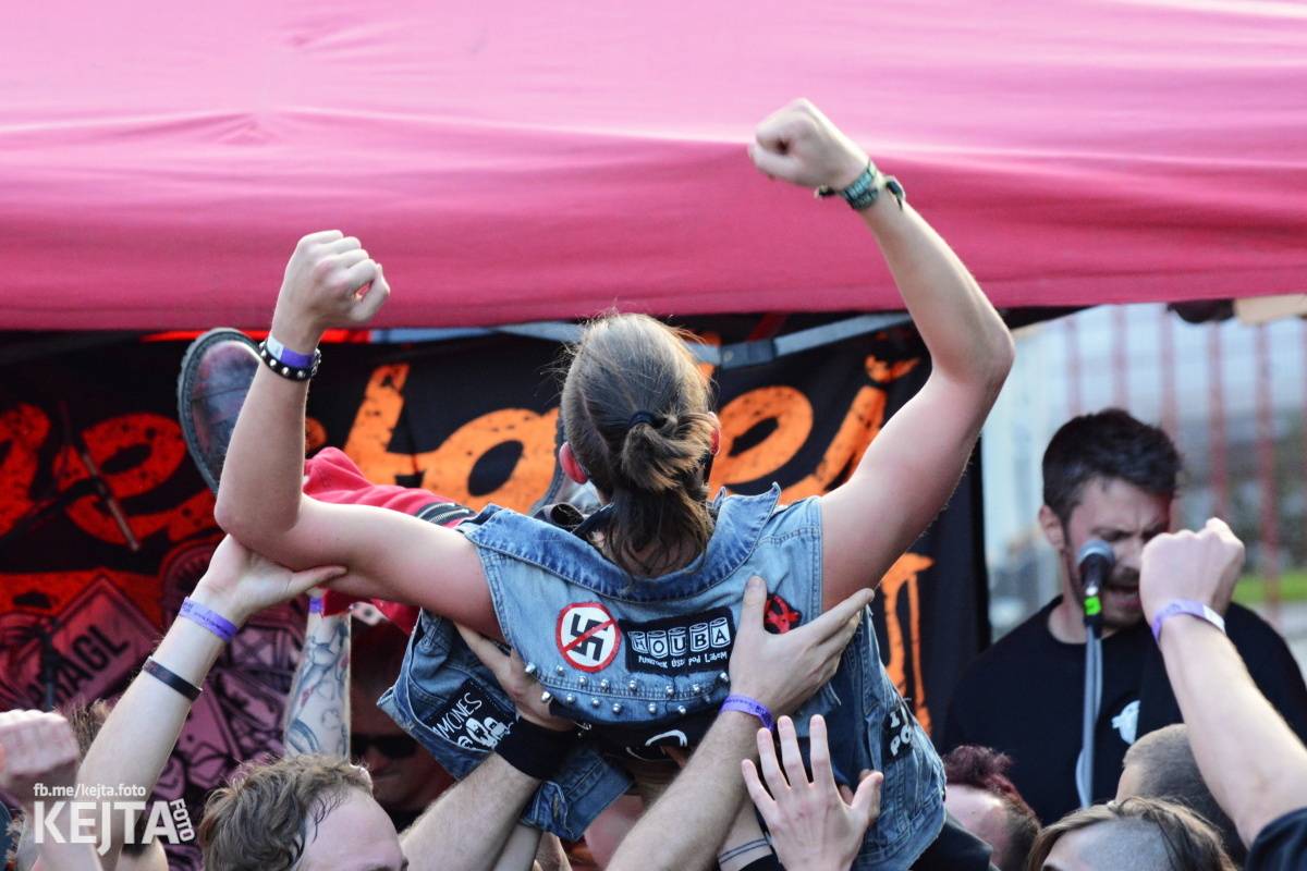 Pankáči vrátili Žižkovu život. The Fialky a Nežfaleš zahráli ve Stormu