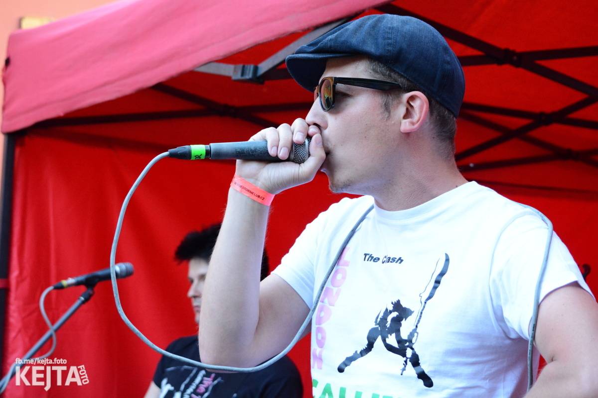 Pankáči vrátili Žižkovu život. The Fialky a Nežfaleš zahráli ve Stormu