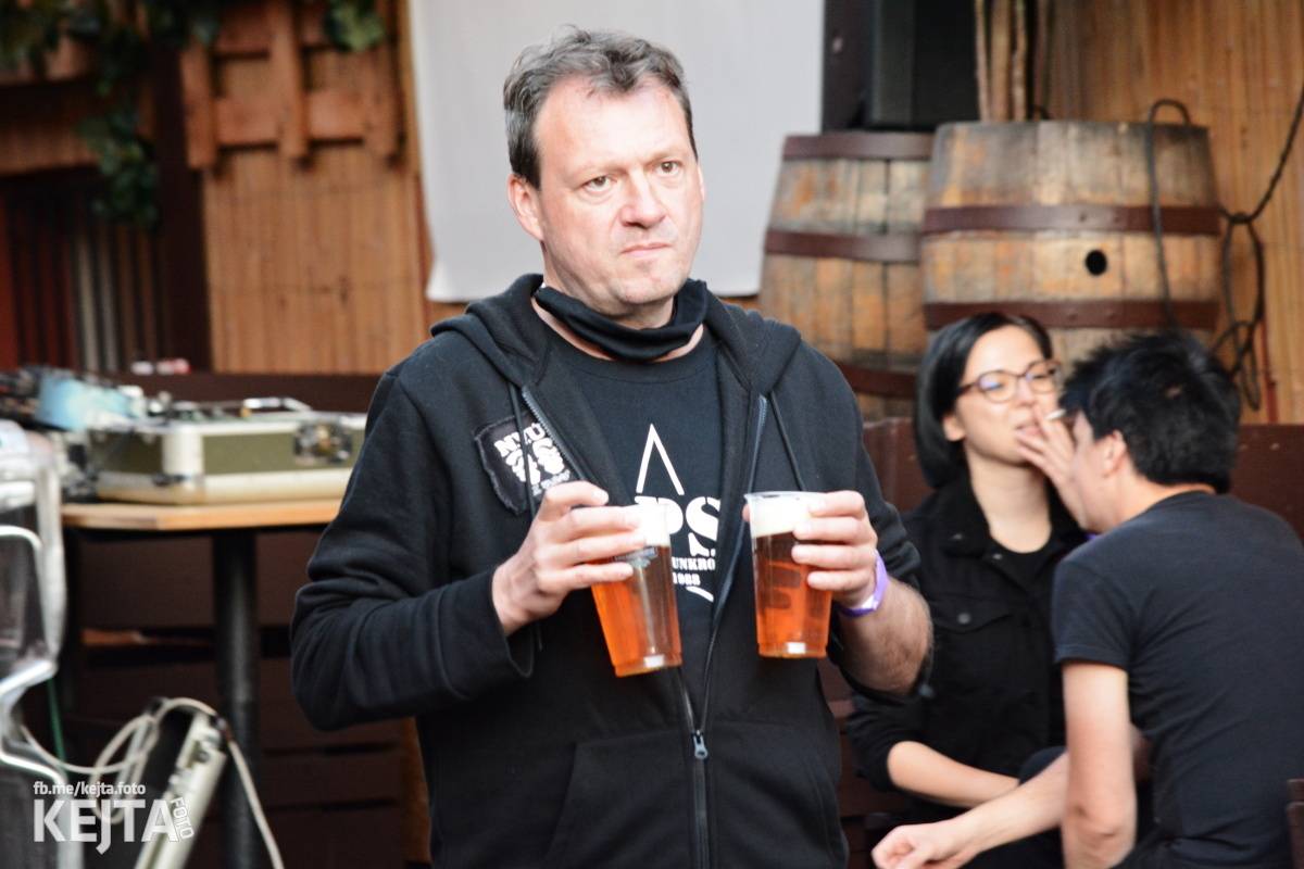 Pankáči vrátili Žižkovu život. The Fialky a Nežfaleš zahráli ve Stormu