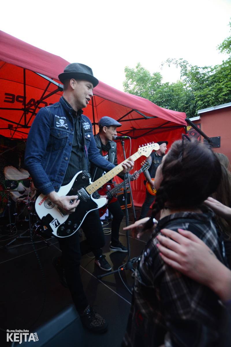 Pankáči vrátili Žižkovu život. The Fialky a Nežfaleš zahráli ve Stormu