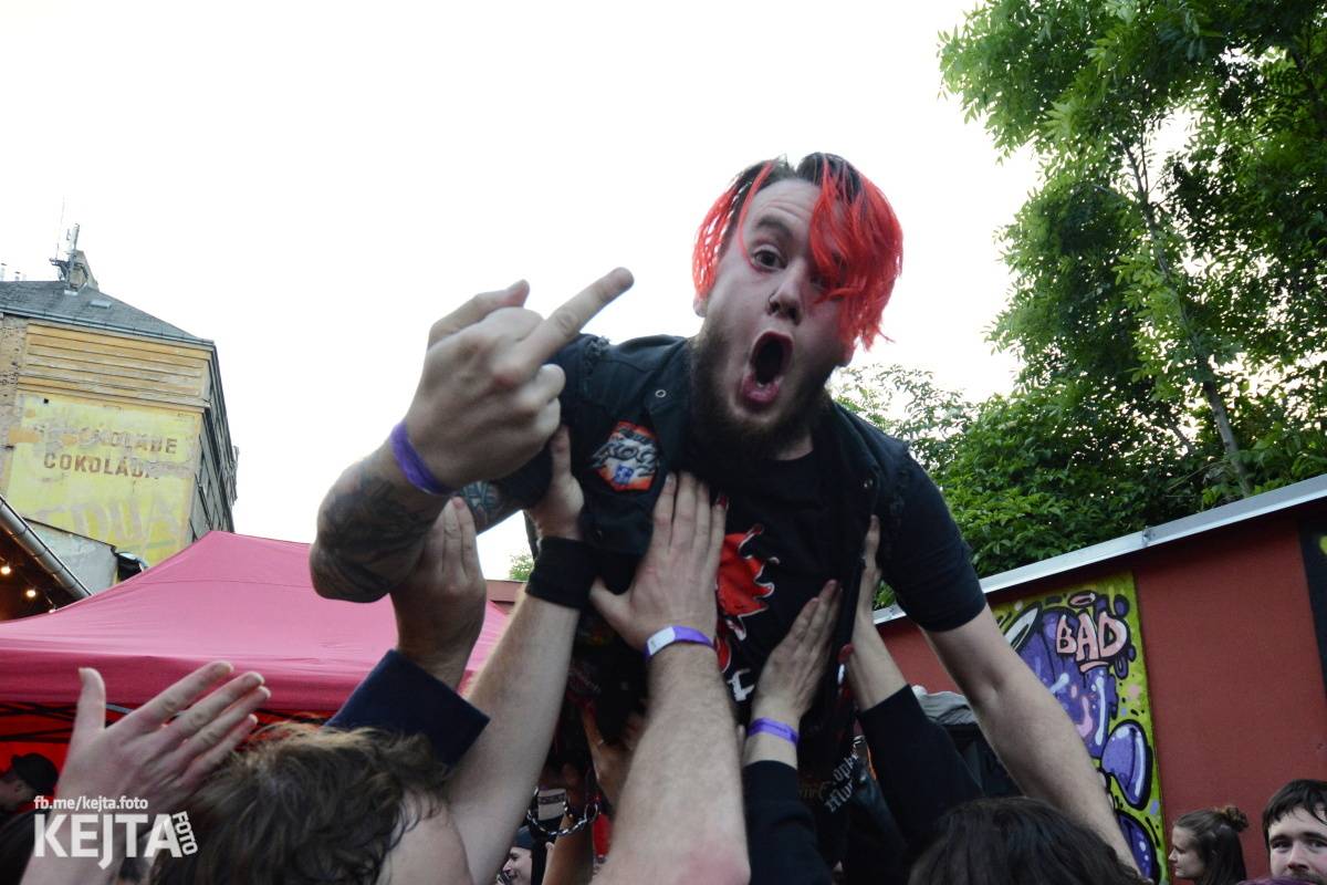 Pankáči vrátili Žižkovu život. The Fialky a Nežfaleš zahráli ve Stormu