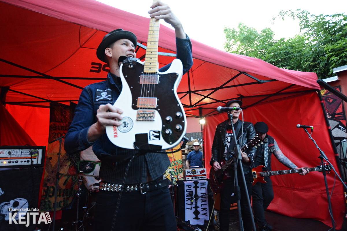 Pankáči vrátili Žižkovu život. The Fialky a Nežfaleš zahráli ve Stormu