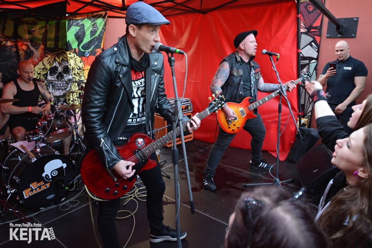 Pankáči vrátili Žižkovu život. The Fialky a Nežfaleš zahráli ve Stormu