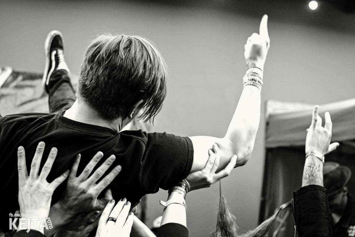 Pankáči vrátili Žižkovu život. The Fialky a Nežfaleš zahráli ve Stormu