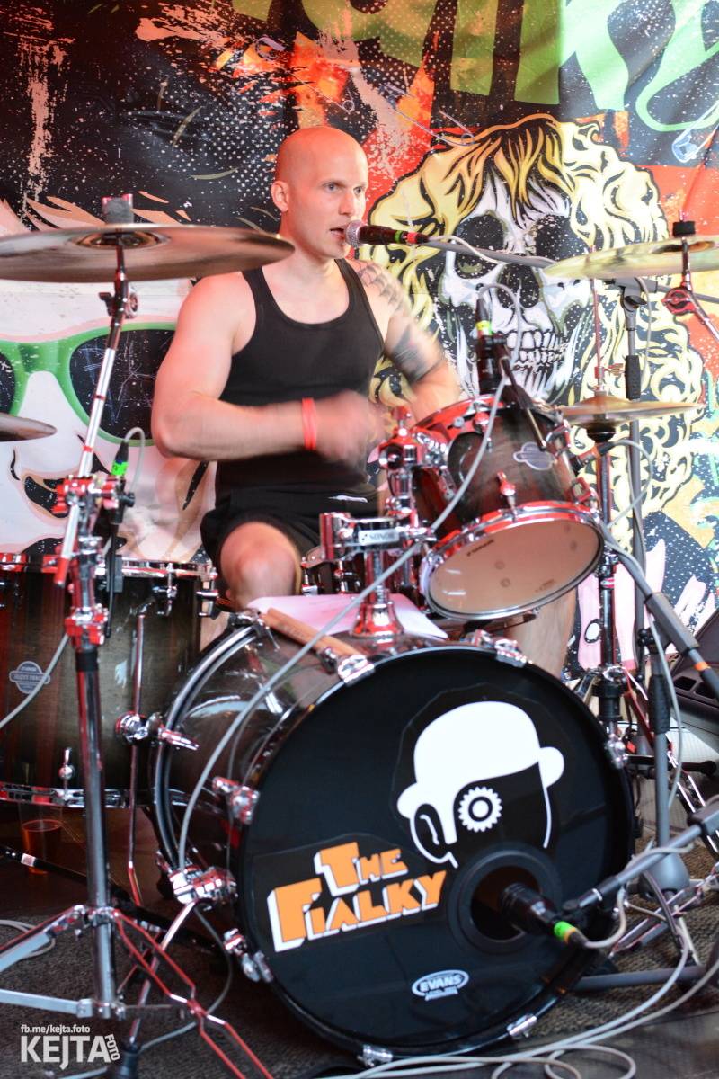 Pankáči vrátili Žižkovu život. The Fialky a Nežfaleš zahráli ve Stormu