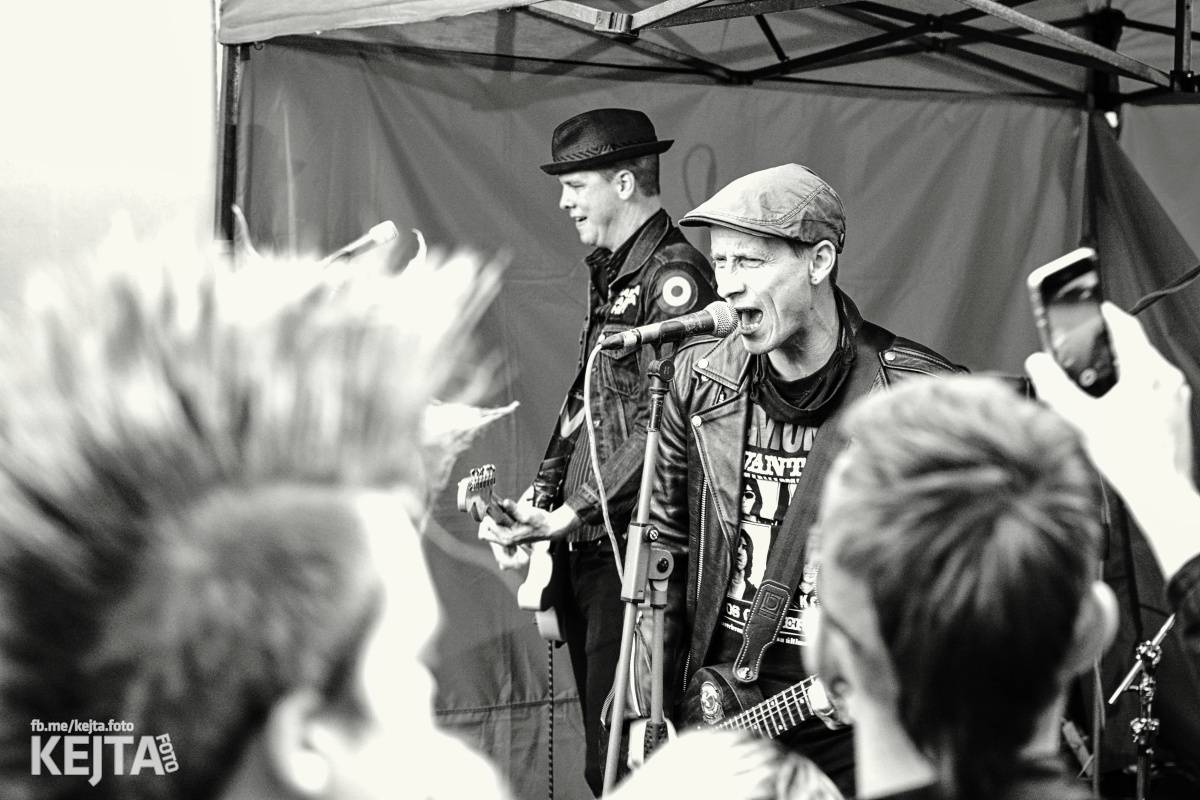 Pankáči vrátili Žižkovu život. The Fialky a Nežfaleš zahráli ve Stormu