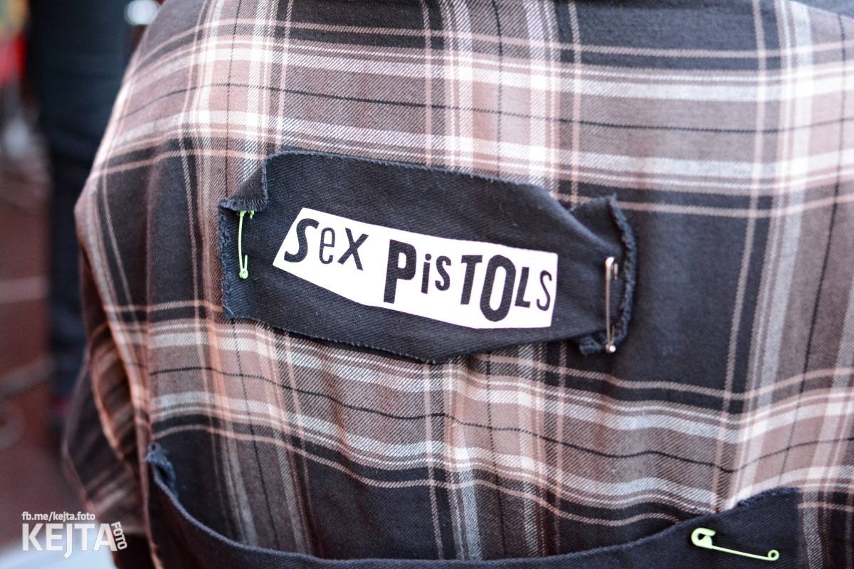 Pankáči vrátili Žižkovu život. The Fialky a Nežfaleš zahráli ve Stormu