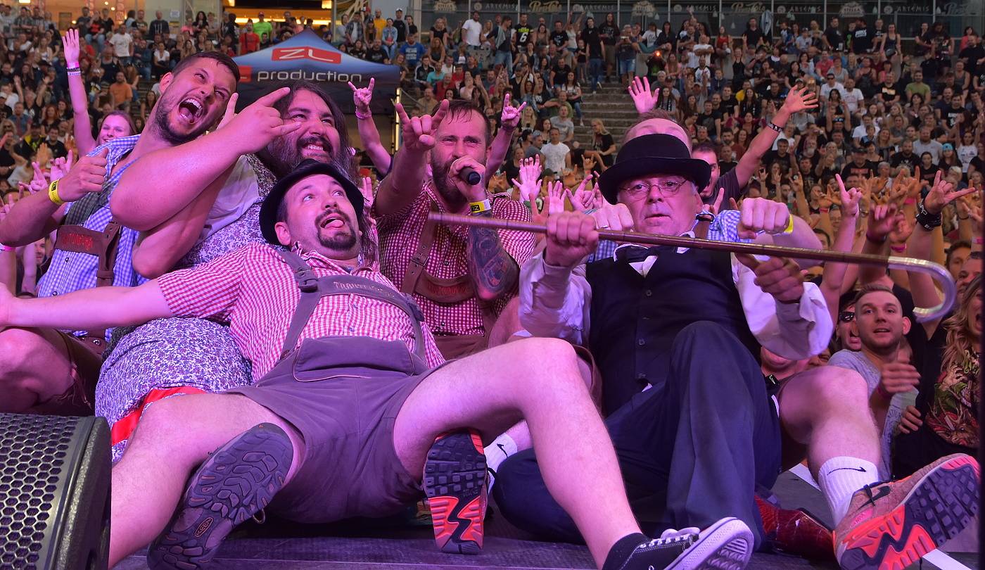 Když se ještě mohlo ven | Koncerty jedou, vzpomínkový seriál končí výběrem českých umělců