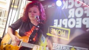 Rock For People začalo, Gaia Mesiah zahrála z pojízdného kamrlíku