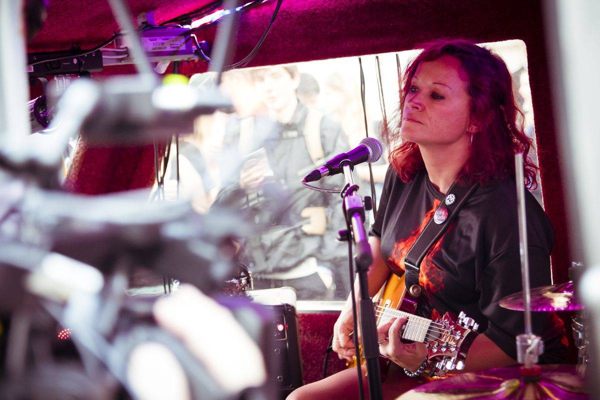 Rock For People začalo, Gaia Mesiah zahrála z pojízdného kamrlíku