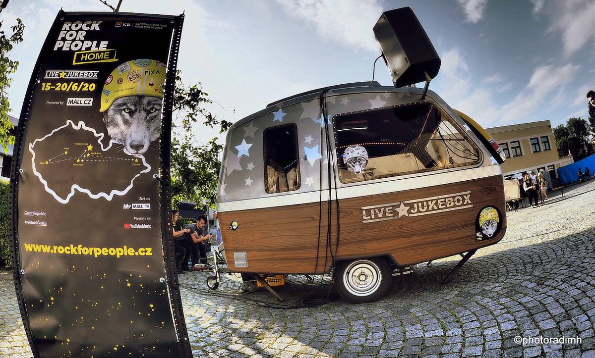 Zastávka Rock For People v Pardubicích. Vypsaná fiXa zahrála z karavanu