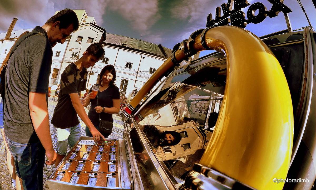 Zastávka Rock For People v Pardubicích. Vypsaná fiXa zahrála z karavanu