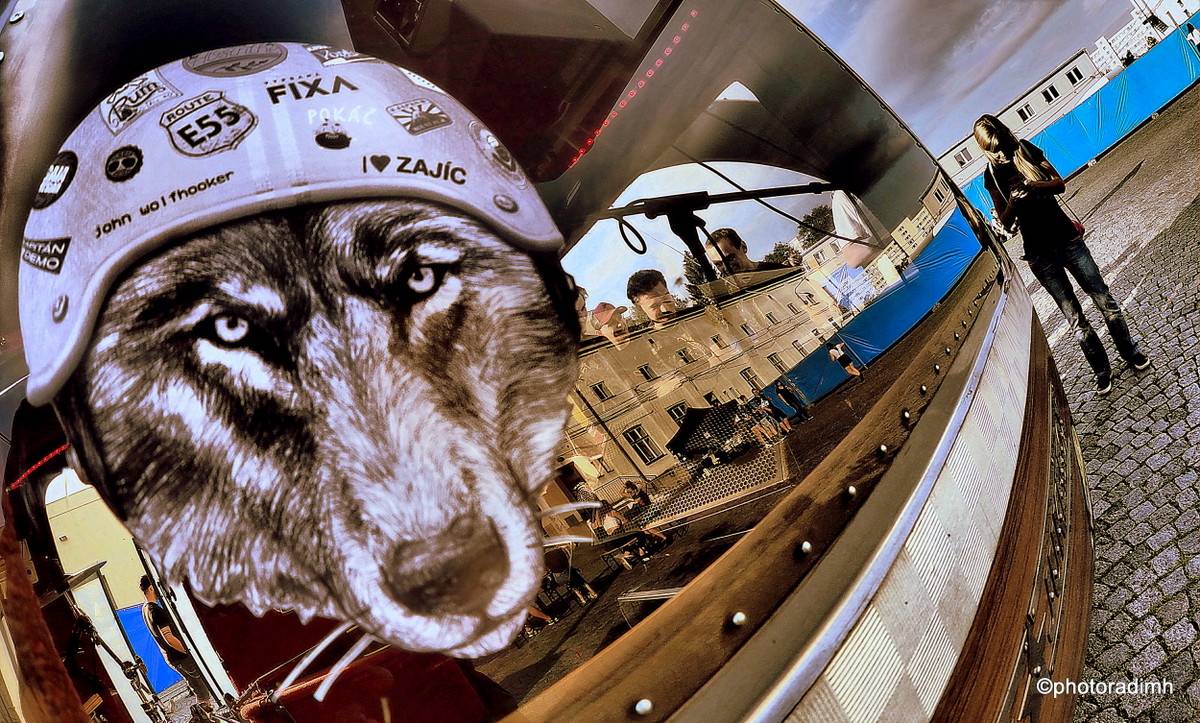 Zastávka Rock For People v Pardubicích. Vypsaná fiXa zahrála z karavanu