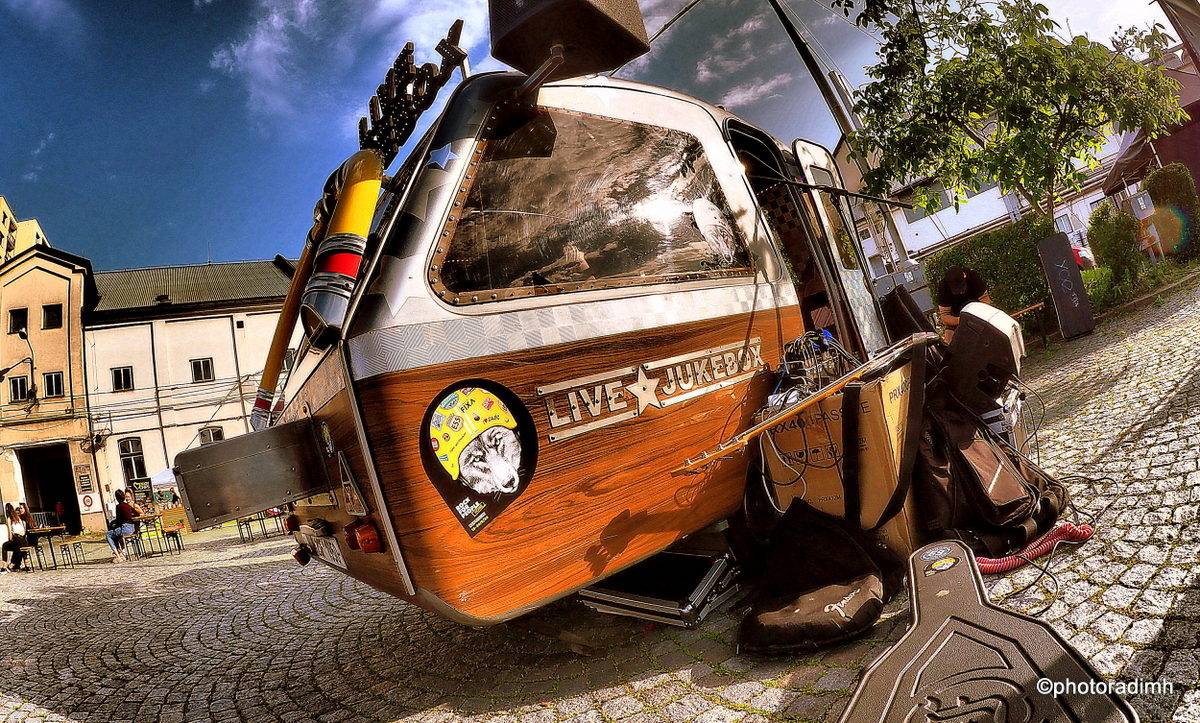 Zastávka Rock For People v Pardubicích. Vypsaná fiXa zahrála z karavanu