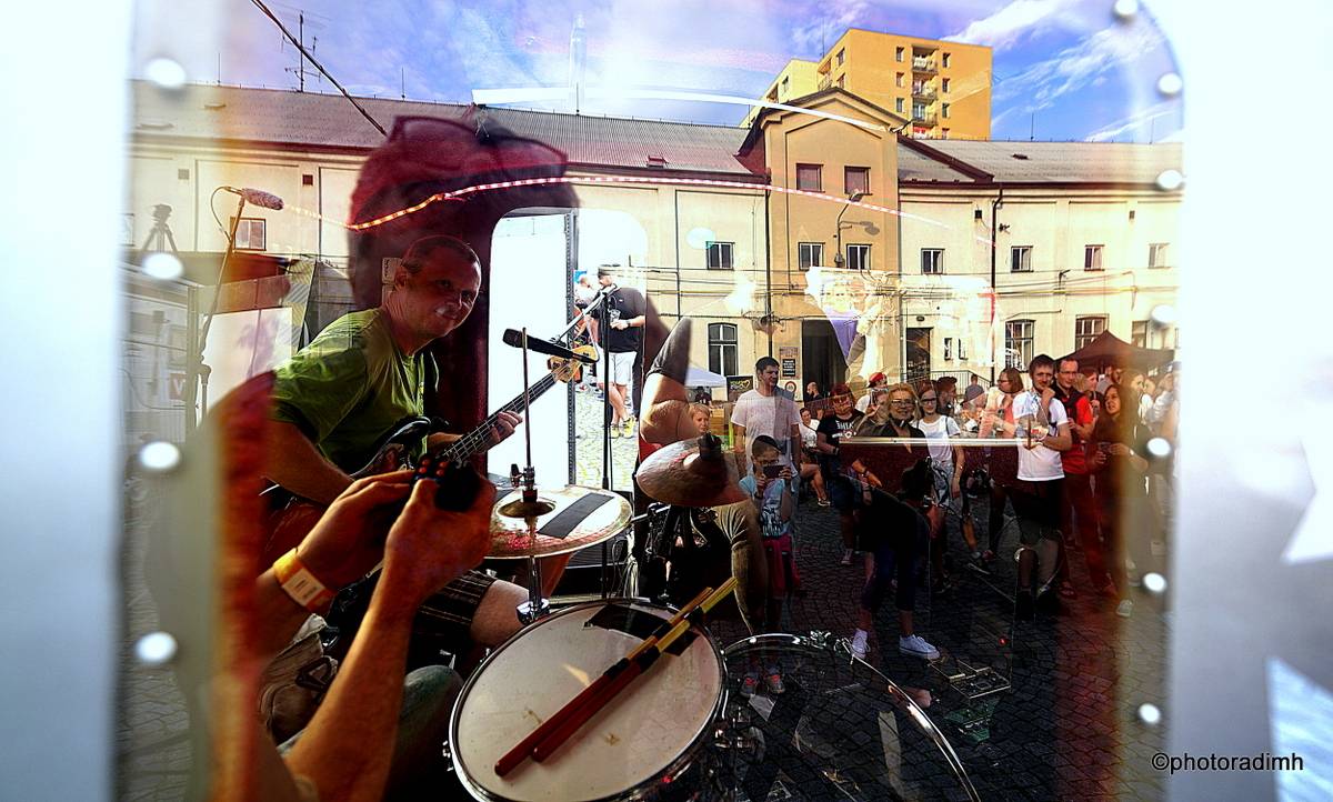 Zastávka Rock For People v Pardubicích. Vypsaná fiXa zahrála z karavanu