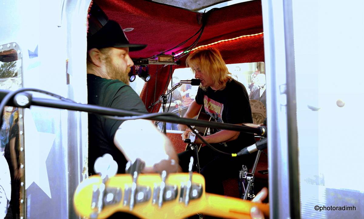 Zastávka Rock For People v Pardubicích. Vypsaná fiXa zahrála z karavanu