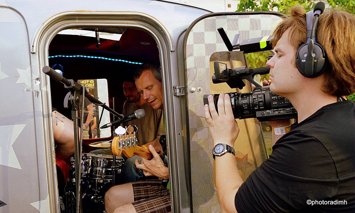 Zastávka Rock For People v Pardubicích. Vypsaná fiXa zahrála z karavanu