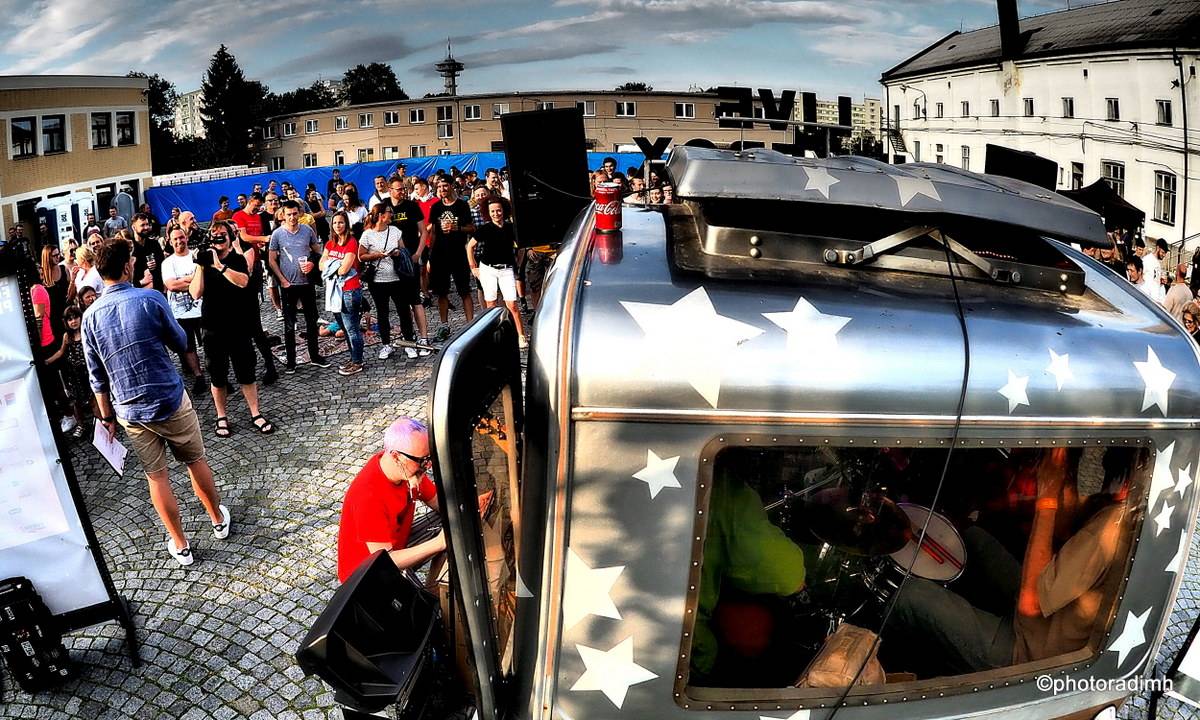 Zastávka Rock For People v Pardubicích. Vypsaná fiXa zahrála z karavanu