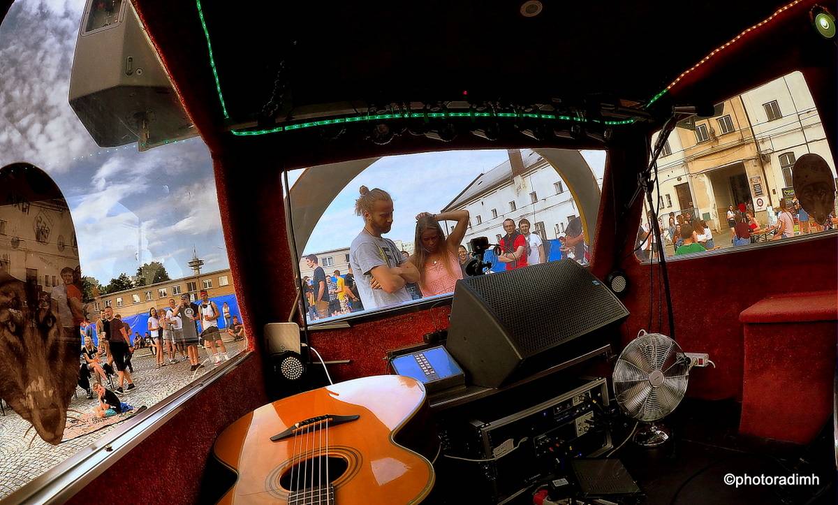 Zastávka Rock For People v Pardubicích. Vypsaná fiXa zahrála z karavanu