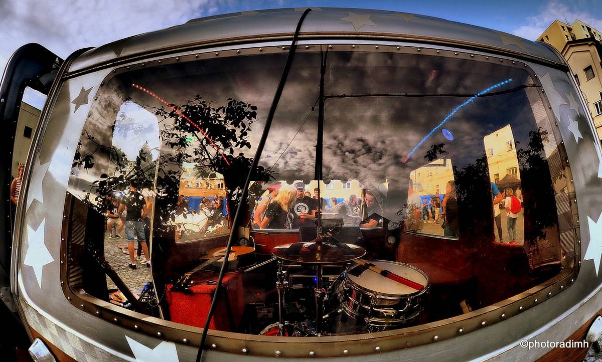 Zastávka Rock For People v Pardubicích. Vypsaná fiXa zahrála z karavanu