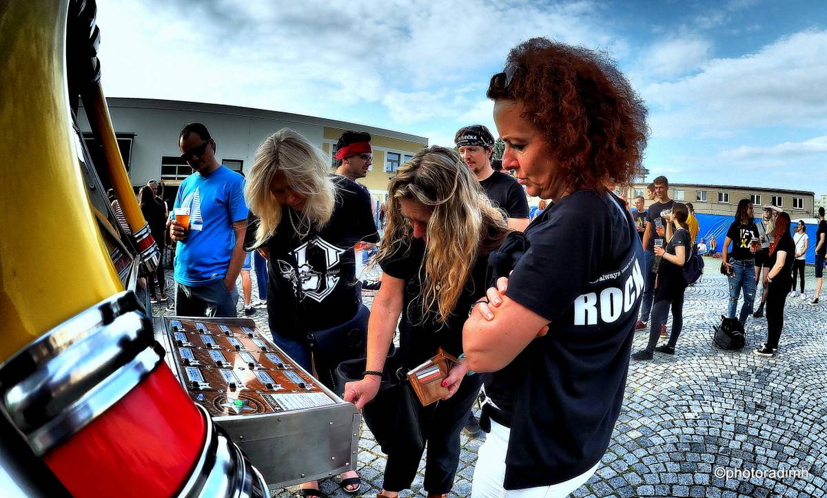 Zastávka Rock For People v Pardubicích. Vypsaná fiXa zahrála z karavanu