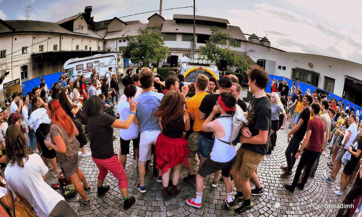 Zastávka Rock For People v Pardubicích. Vypsaná fiXa zahrála z karavanu