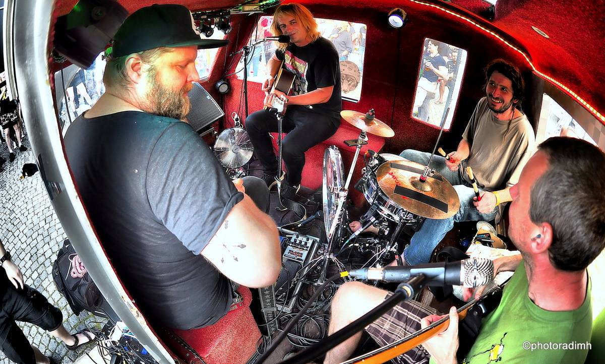 Zastávka Rock For People v Pardubicích. Vypsaná fiXa zahrála z karavanu