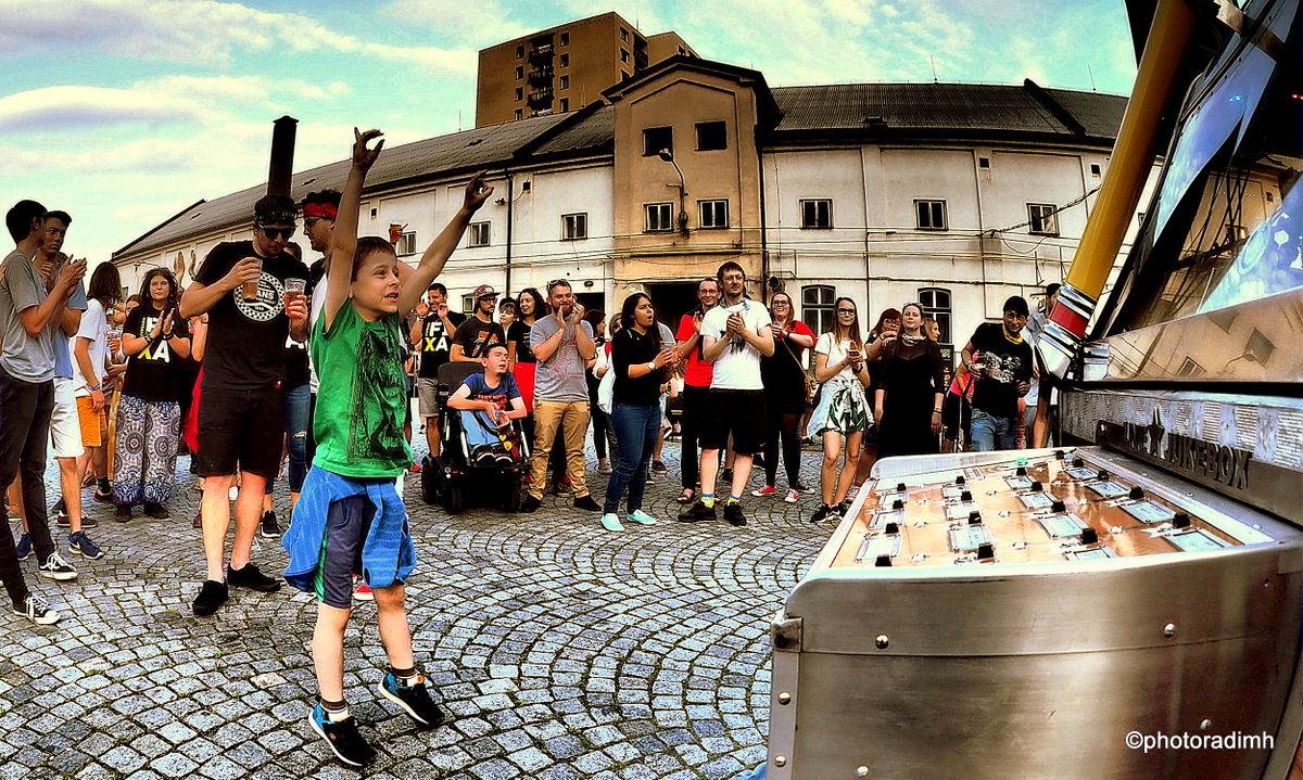 Zastávka Rock For People v Pardubicích. Vypsaná fiXa zahrála z karavanu