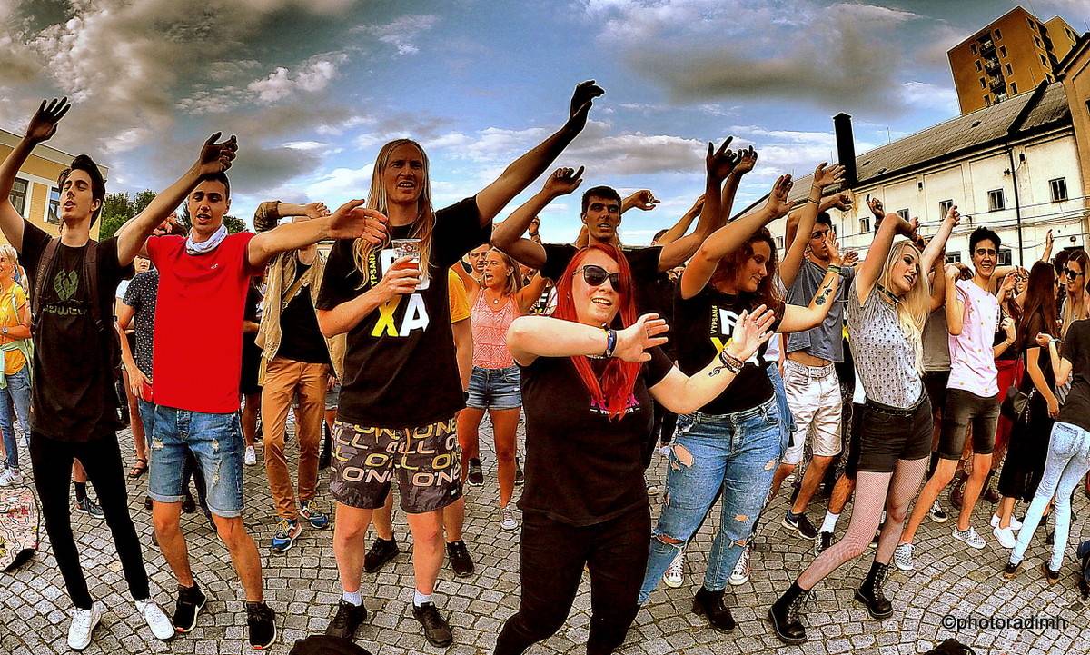 Zastávka Rock For People v Pardubicích. Vypsaná fiXa zahrála z karavanu