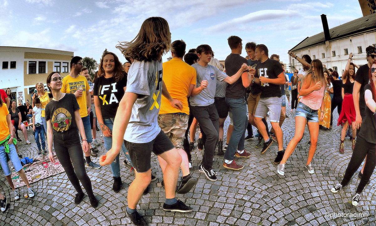 Zastávka Rock For People v Pardubicích. Vypsaná fiXa zahrála z karavanu