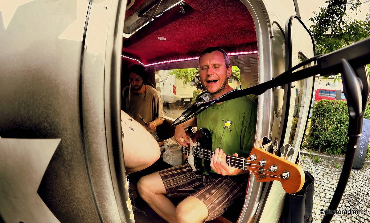 Zastávka Rock For People v Pardubicích. Vypsaná fiXa zahrála z karavanu