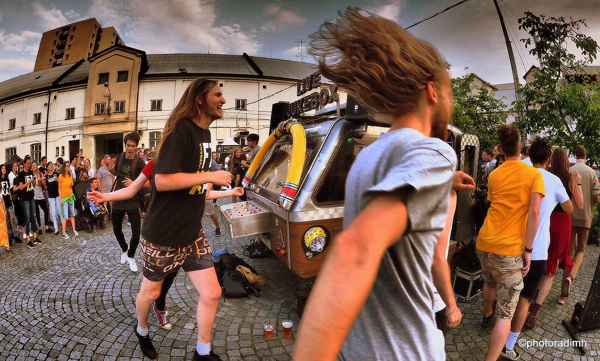 Zastávka Rock For People v Pardubicích. Vypsaná fiXa zahrála z karavanu