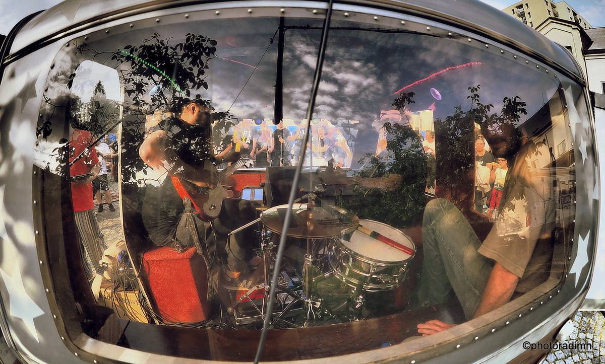 Zastávka Rock For People v Pardubicích. Vypsaná fiXa zahrála z karavanu