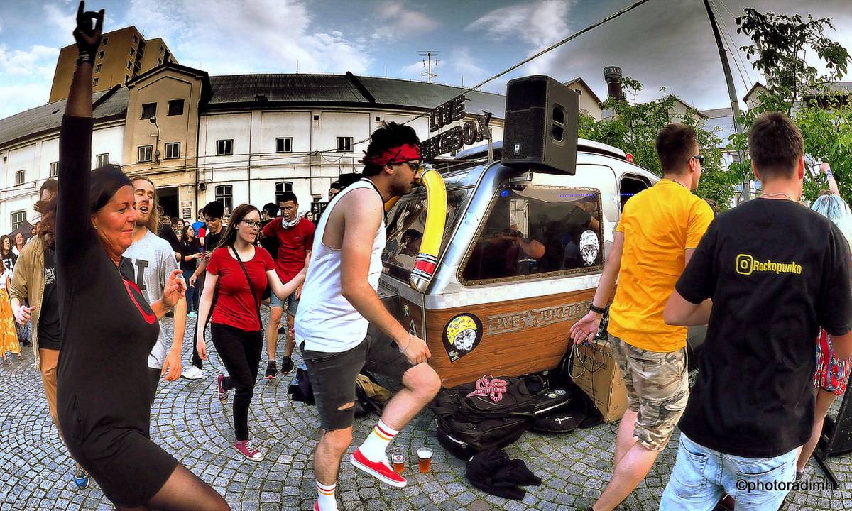 Zastávka Rock For People v Pardubicích. Vypsaná fiXa zahrála z karavanu