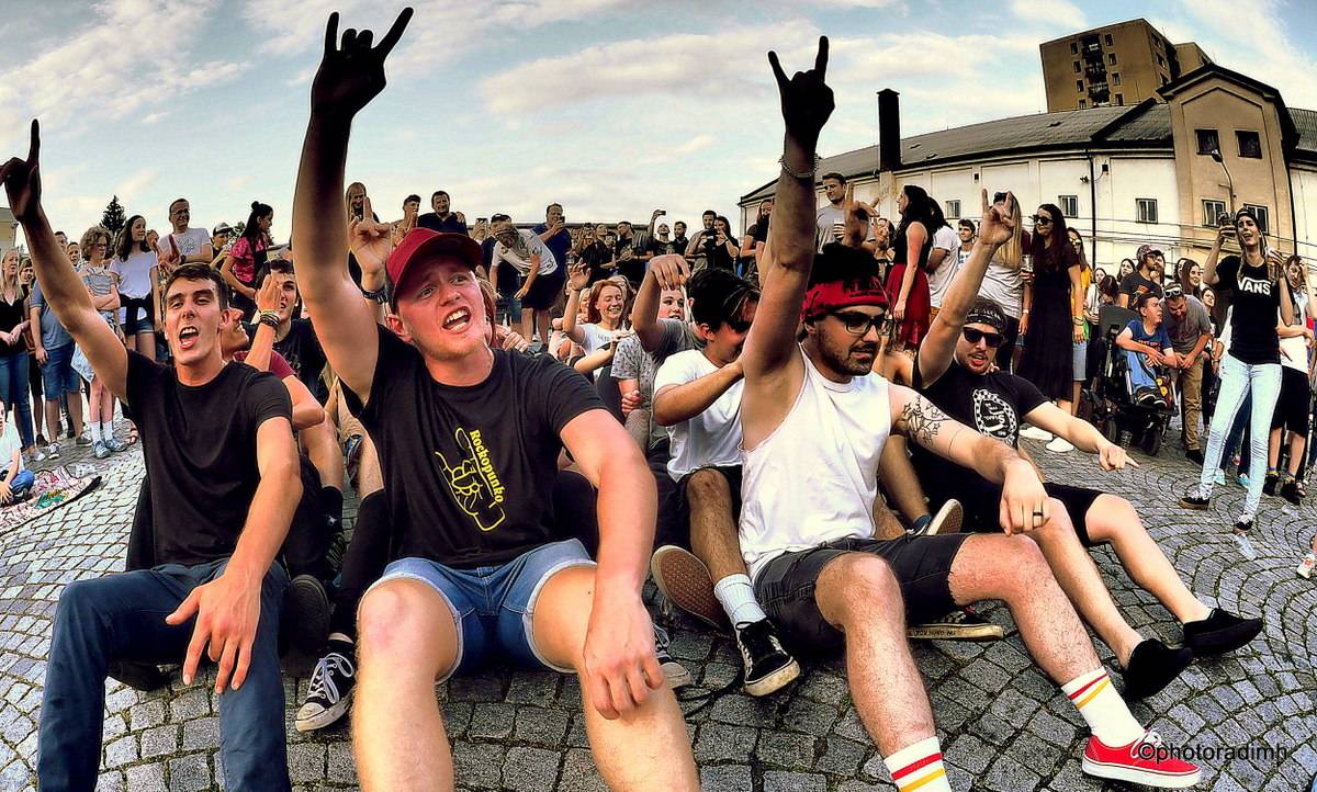 Zastávka Rock For People v Pardubicích. Vypsaná fiXa zahrála z karavanu