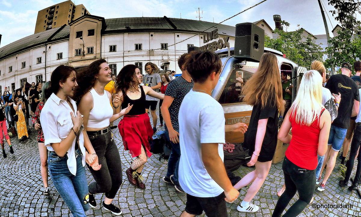 Zastávka Rock For People v Pardubicích. Vypsaná fiXa zahrála z karavanu