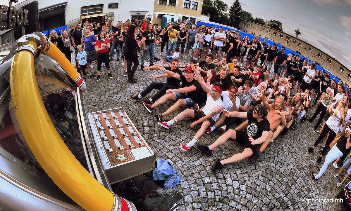 Zastávka Rock For People v Pardubicích. Vypsaná fiXa zahrála z karavanu