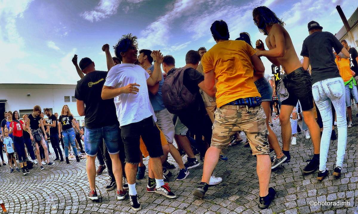 Zastávka Rock For People v Pardubicích. Vypsaná fiXa zahrála z karavanu